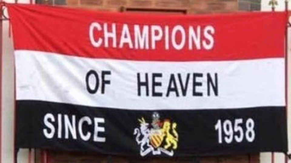 Bendera Manchester United yang dicuri oleh fans Sunderland. Copyright: &copy; mirror/MEN